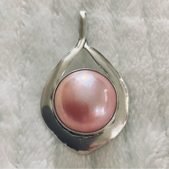 unbranded Jewelry - Vintage Handcrafted Sterling Silver Mabe Pearl Pendant
